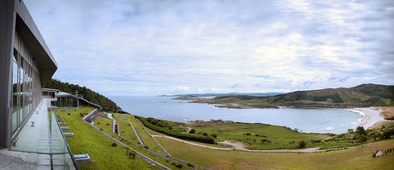 Vistas desde cualquiera de las 63 habitaciones a la playa de Lourido y el faro de Cabo Vilán.