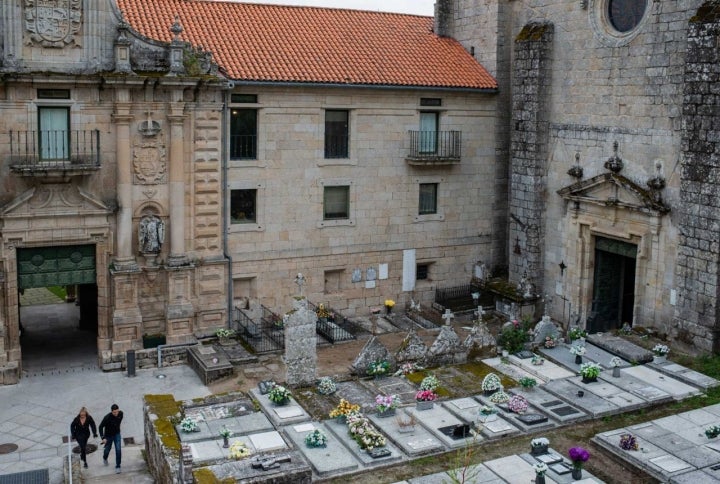 Entrada principal con la iglesia y el cementerio en un lateral