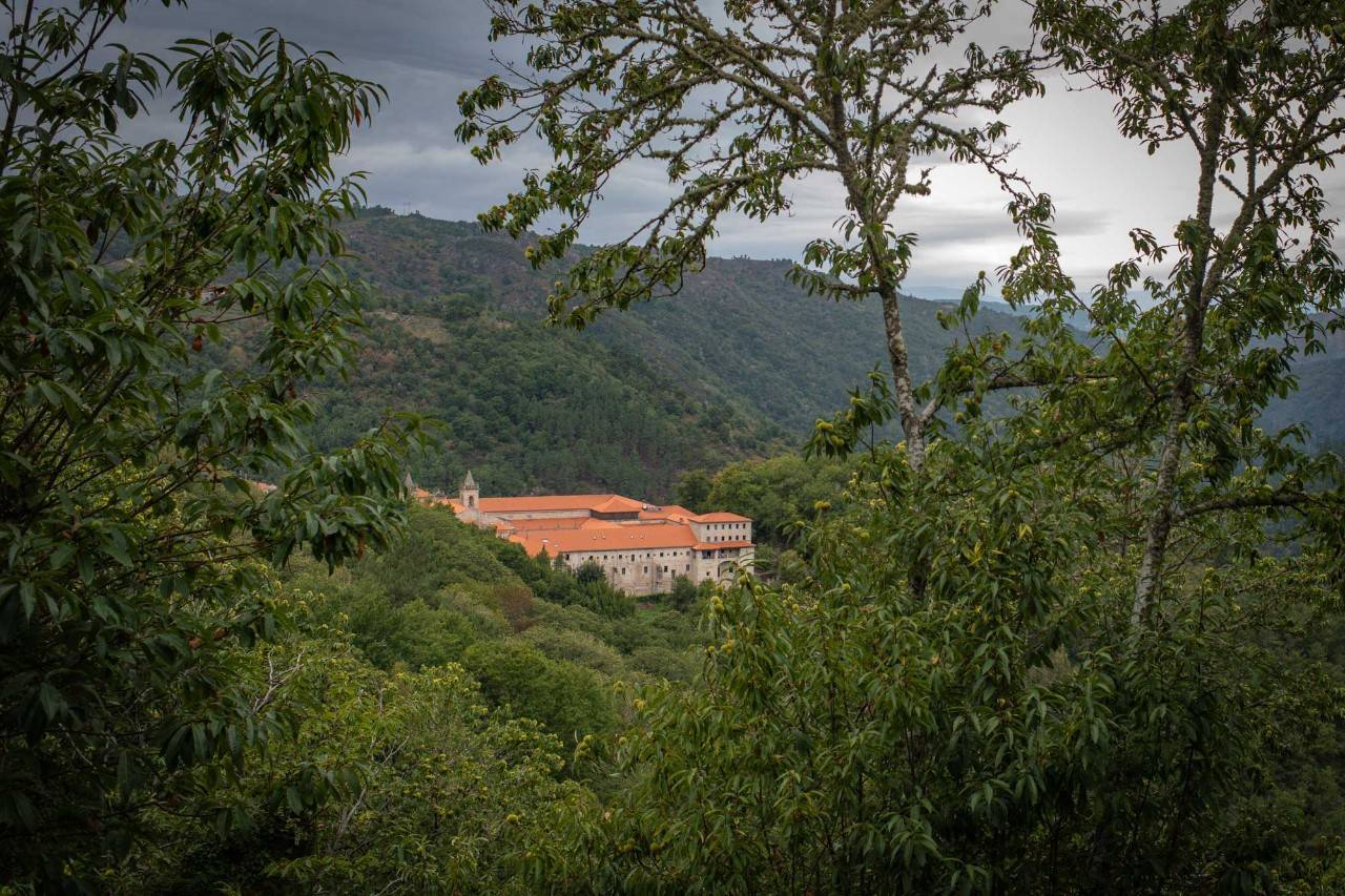 Vista del Parador de Santo Estevo de Ribas de Sil (Nogueira de Ramuín, Ourense) desde la carretera.