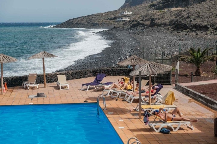 Piscina del Parador de El Hierro con vistas a la playa y a la montaña.