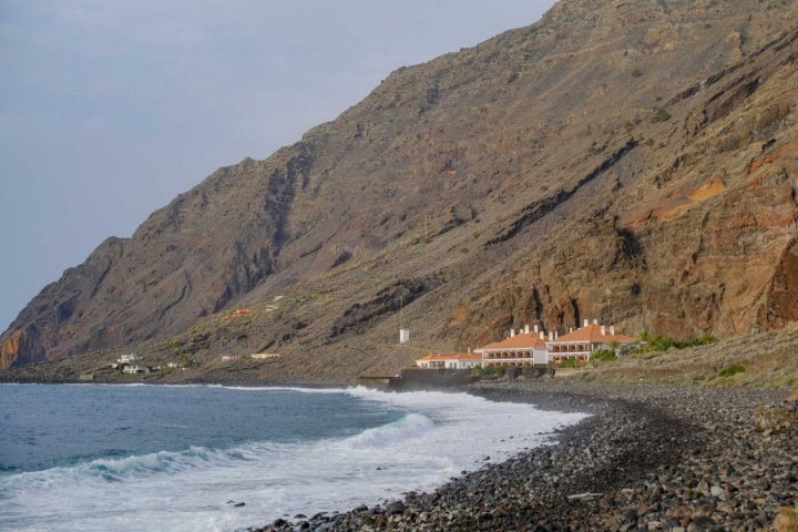 Vistas del Parador desde la playa de la bahía.