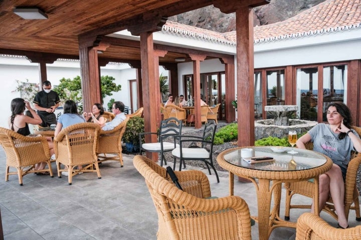 Gente tomando algo en la terraza del Parador de El Hierro con vistas al mar.