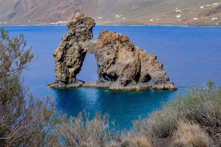 Roque de la Bonanza con el Parador de El Hierro al fondo.