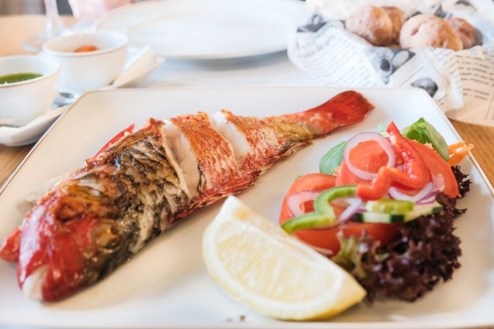 Pescado de la isla servido con papas arrugadas y mojo picón