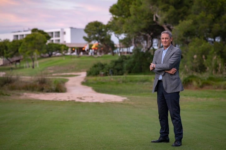 El director, Francisco Contreras, posa en el campo de golf con el parador al fondo.