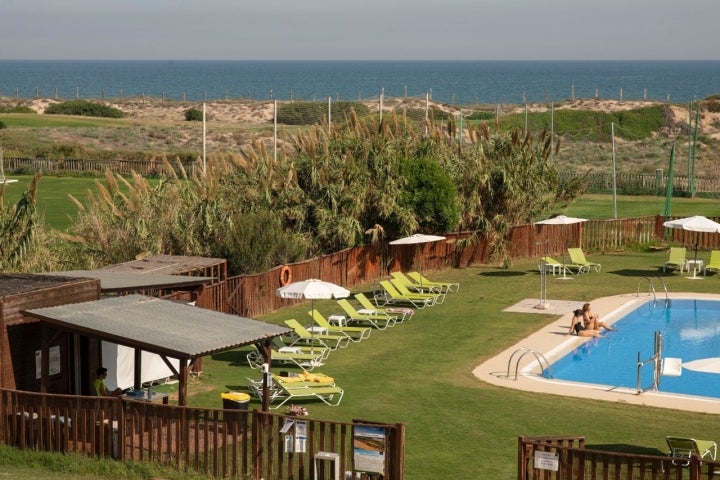 Vistas de la piscina exterior del parador con el mar al fondo.