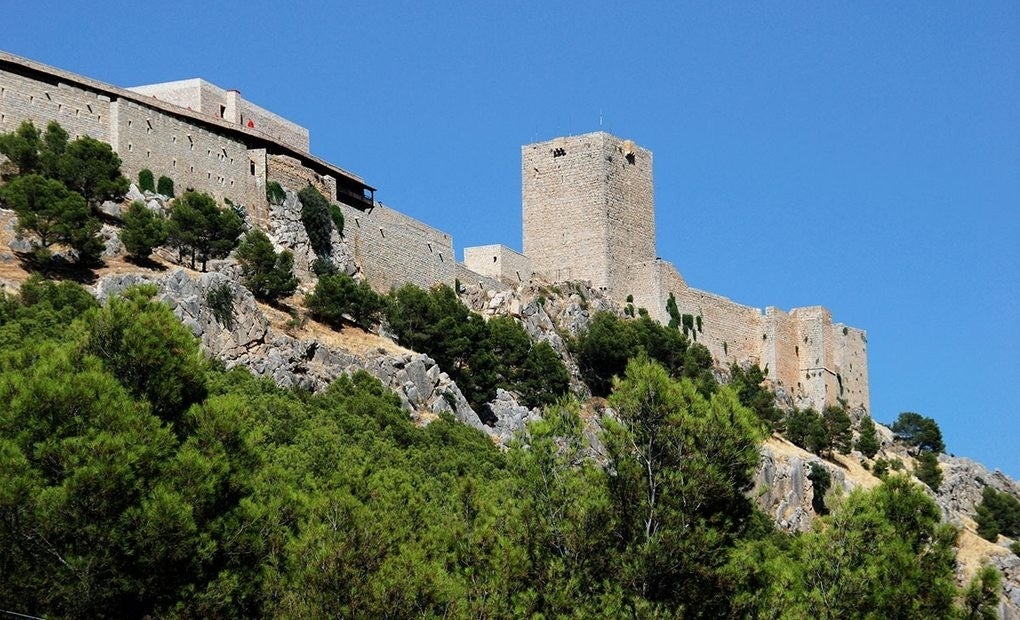 El Castillo de Santa Catalina junto al Parador que lleva su mismo nombre.