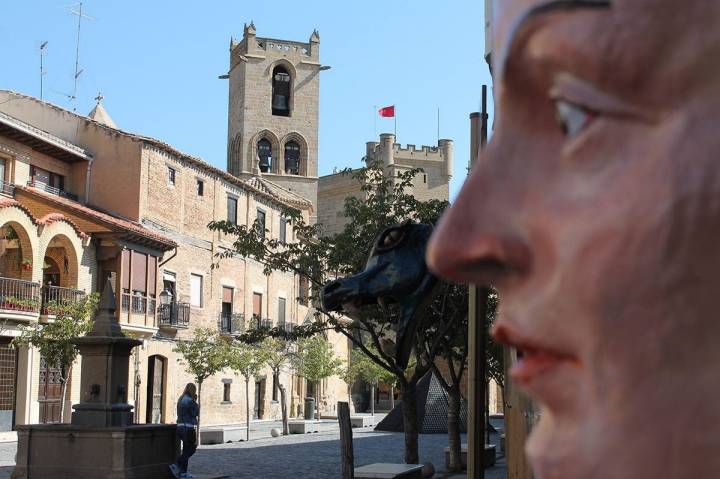 Una herbólera observa la plaza de Olite, con el castillo al fondo. Foto: Edu Sánchez