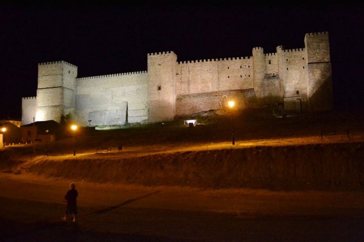 El castillo impone cuando cae la noche.