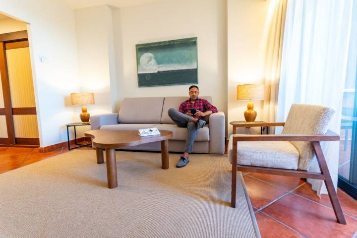 Salón de la habitación junior suite del Puerto Antilla Grand Hotel