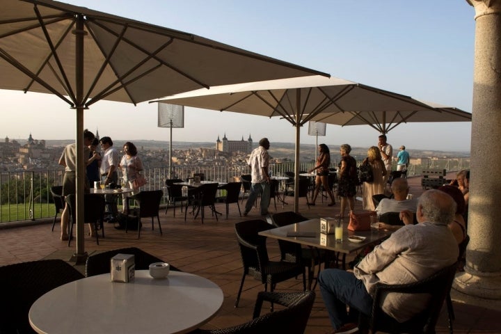 Conocer a fondo la ciudad exige una parada obligatoria en la terraza del Parador.