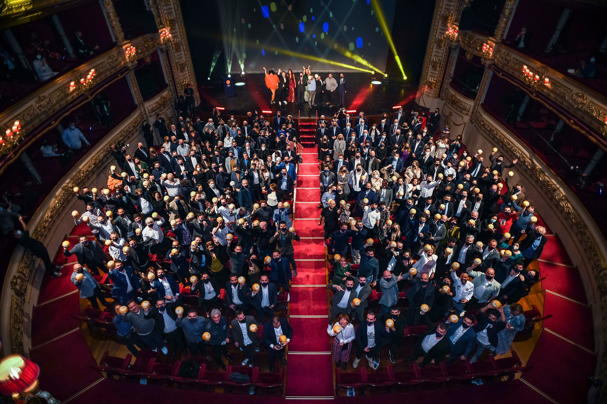 Los nuevos miembros de la familia soletera posaron junto a los 3 Soles veteranos en el Teatro Victoria Eugenia.