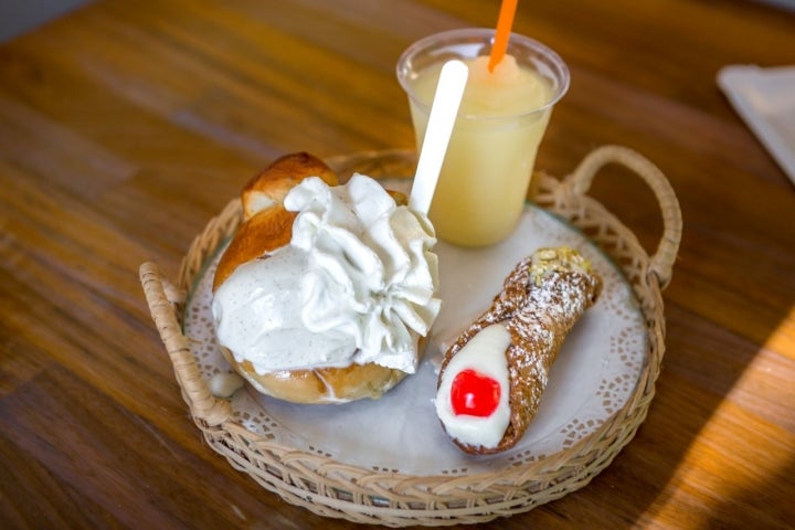 'Brioche gelato' de stracciatella y nata; 'cannoli' relleno de ricotta y 'granita' de limón en la heladería siciliana ‘Zùccaru’ (Madrid). Foto: David de Luis / Guía Repsol