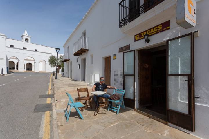 El bar-estanco ‘Can Xico de Sa Torre’ en Sant Miquel (Ibiza), es uno de los lugares favoritos del compositor Nacho Cano. Foto: Sergio Lara / Guía Repsol 