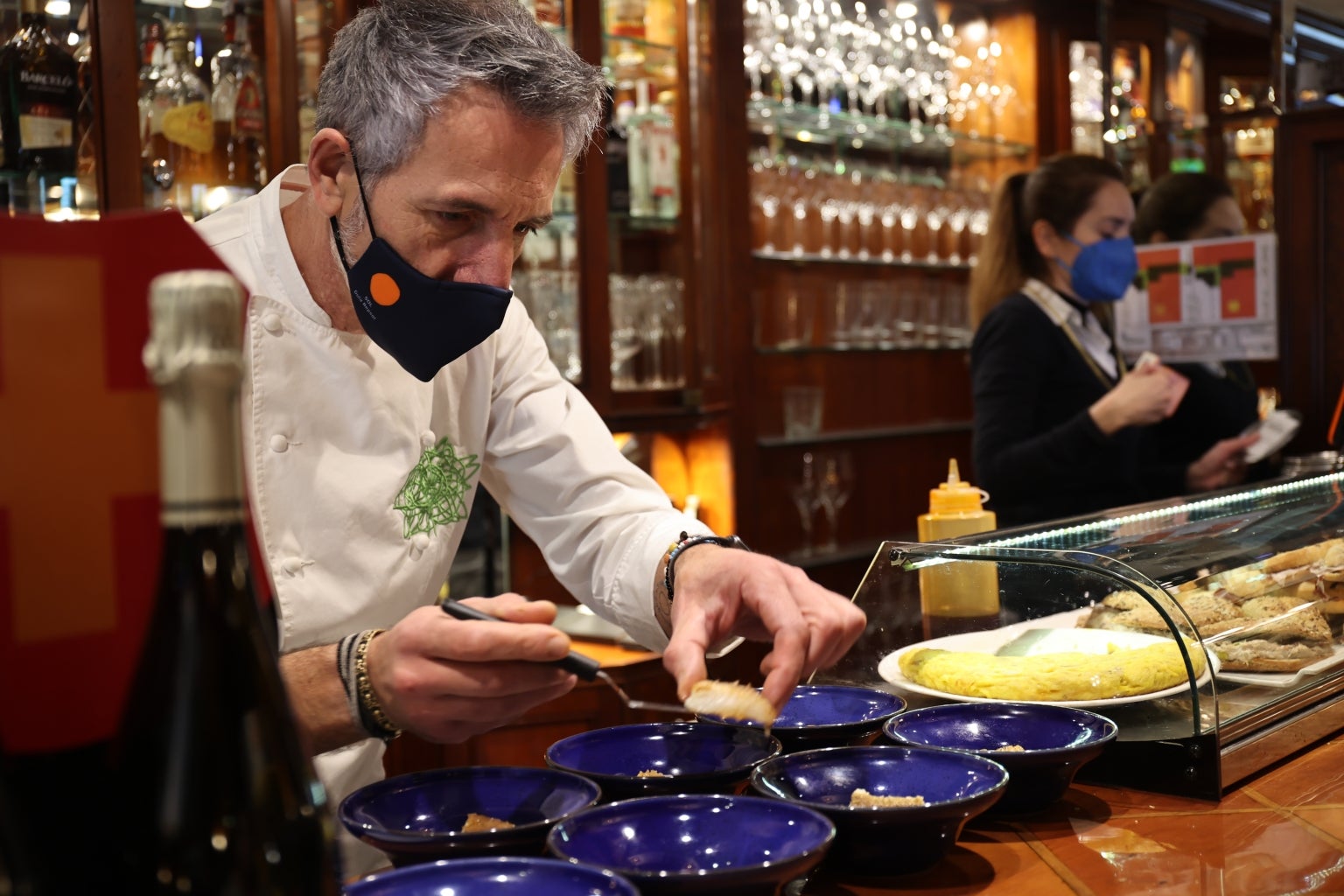 Los Soles Guía Repsol Pepe Solla, Begoña Rodrigo, Carlos Maldonado, Carolina Sánchez e Iñaki Murua han preparado los pintxos del aperitivo de Donostia