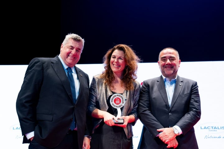 María Ritter, directora de Guía Repsol, recibió el premio de manos de Ramón Fernández, director comercial de Lactalis Foodservice, y Mikel Ubarrechena, vicepresidente de la Confederación Empresarial de Hostelería de España.