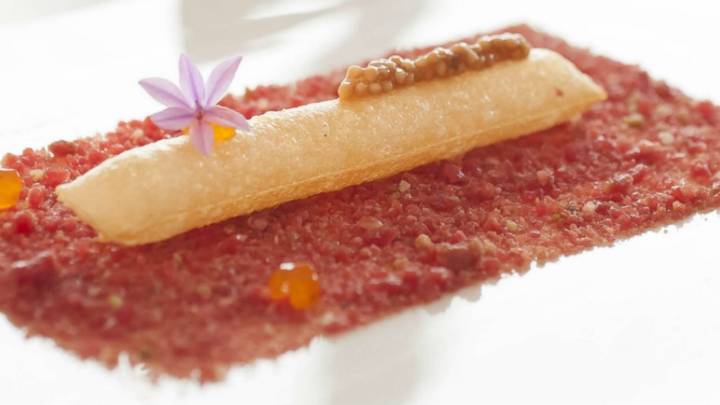 Plato estrella: Finísimo y ligero tartar de buey con patata souflé y pan de hierbas aromáticas
