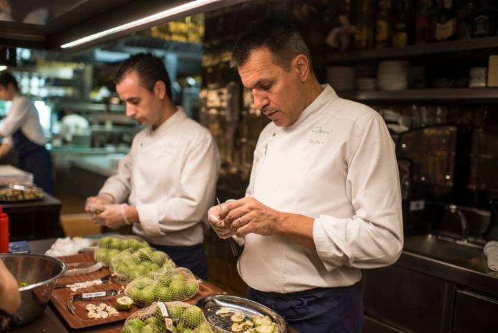 Oriol Castro y Eduard Xatruch pelan nueces verdes tiernas en la cocina de 'Disfrutar'. Foto: Sofía Moro.