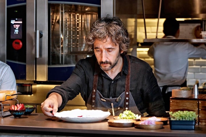 Diego Guerrero, concentrado en uno de los platos. Foto: Roberto Ranero.