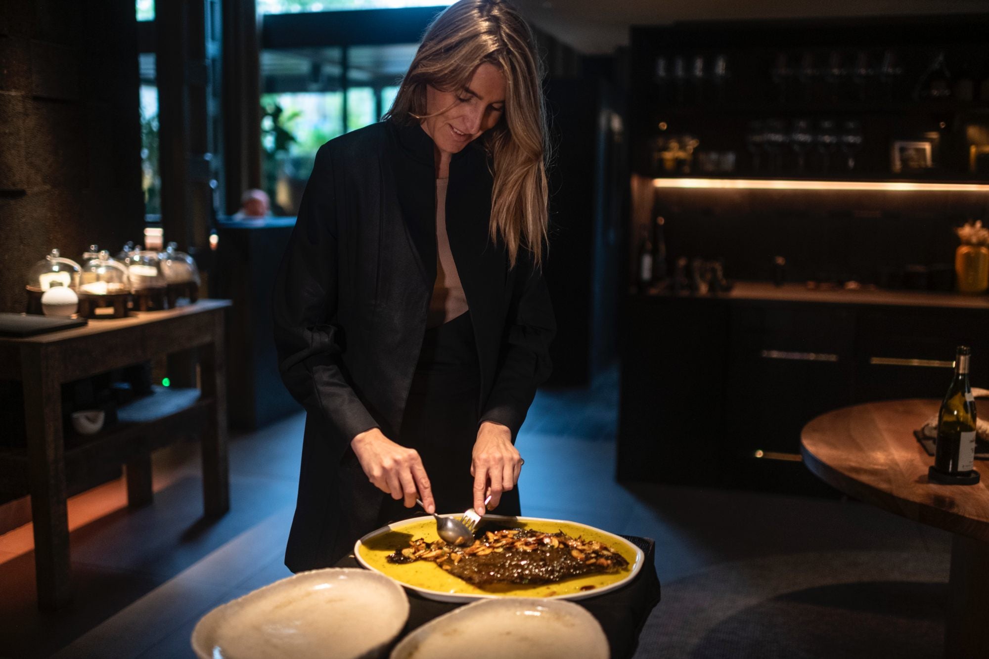 Nagore Irazuegui  corta un rodaballo en su restaurante