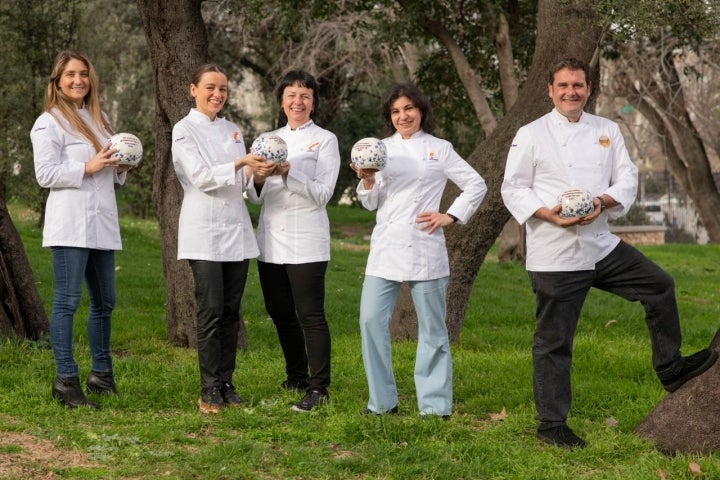 TRES SOLES. LES COLS. Fina y Martina PuigdevallDOS SOLES. A TAFONA. Lucía FreitasUN SOL: LORETO. Irene LópezRECOMENDADO. LA REVELÍA. Fernando Gonzalez