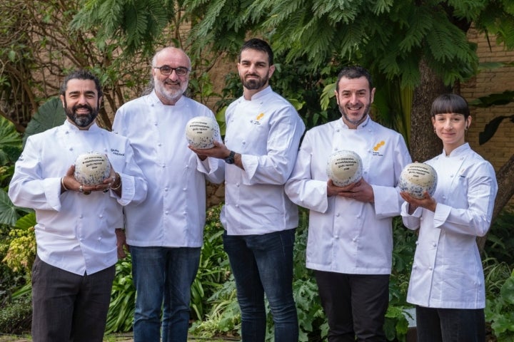 Los cuatro restaurantes galardonados con el premio Sol Sostenible #AlimentosdEspaña 2026 posan en los jardines de Bombas Gens (Valencia).