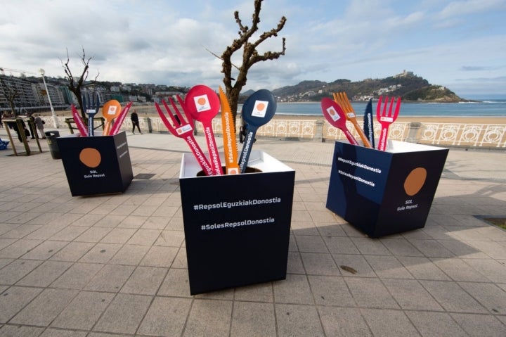 Cubiertos de Soles Guía Repsol en la playa de la Concha de San Sebastián (apertura)