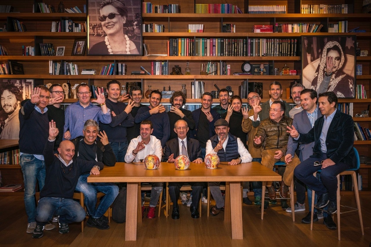 Foto de familia de los chef con 3 Soles  2019 Guía Repsol en Donostia.