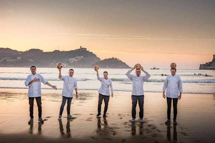 Los cinco chefs juegan en la playa con sus Soles.