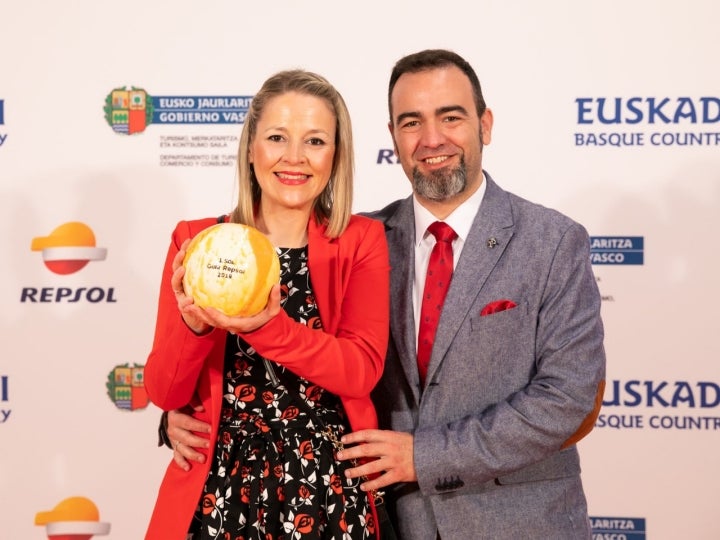 Teresa Gutiérrez, chef de 'Azafrán' (Villarrobledo), junto a su marido Manuel Ortíz. Este año estrena 1 Sol Guía Repsol.