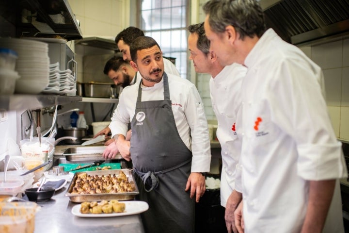 Paul junto a los barceloneses en la cocina. Juntos han preparado 260 tapas de alcachofa.