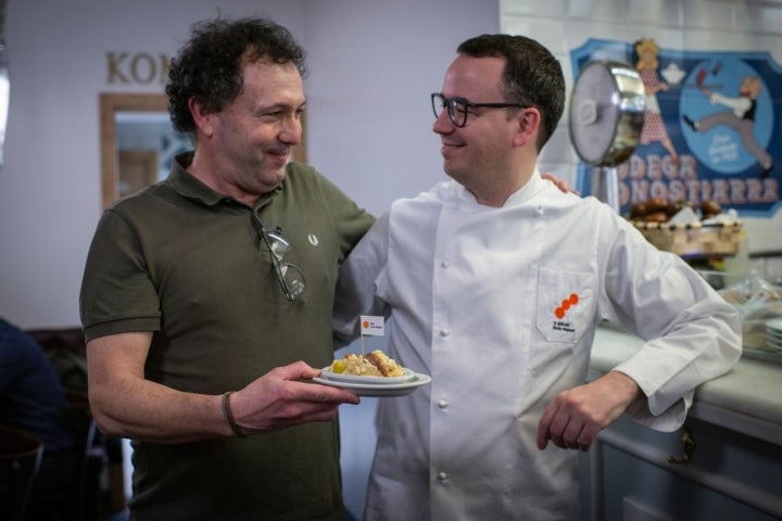 Paco Morales con el dueño de la 'Bodega Donostiarra', Miguel Montorio.