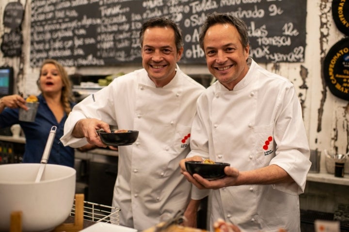 Javier y Sergio posan con su tapa tras la barra de 'Zazpi'. A su lado, Maite, una de las dueñas del bar.