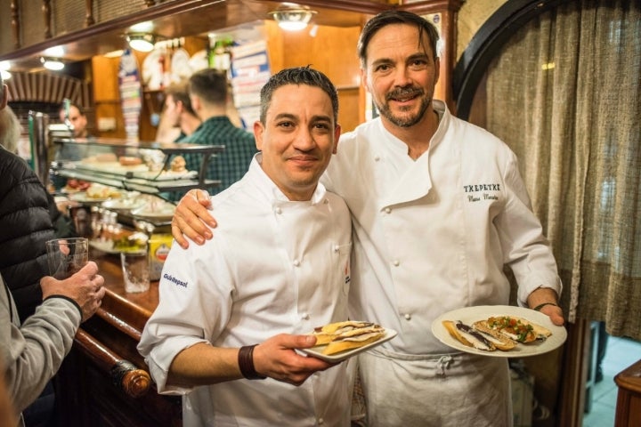 Pintxos Soles (Donostia): Alberto Ferruz junto a Manu Marañón en 'Txepetxa'.