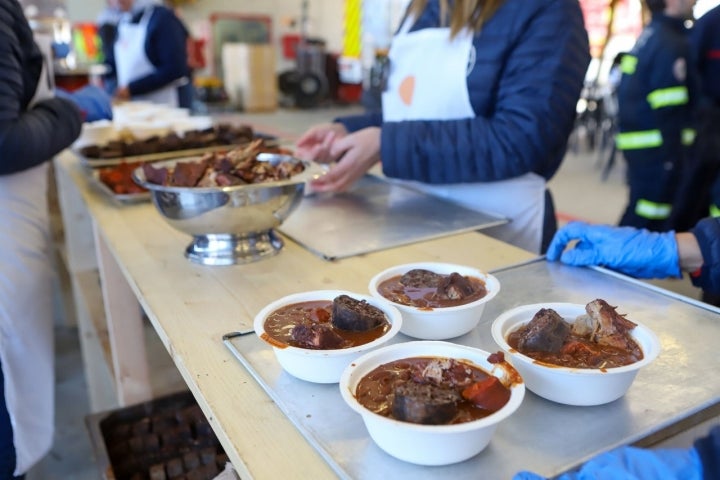 Las alubias cocinadas son variedad negra de Tolosa cosechada en Las Encartaciones.