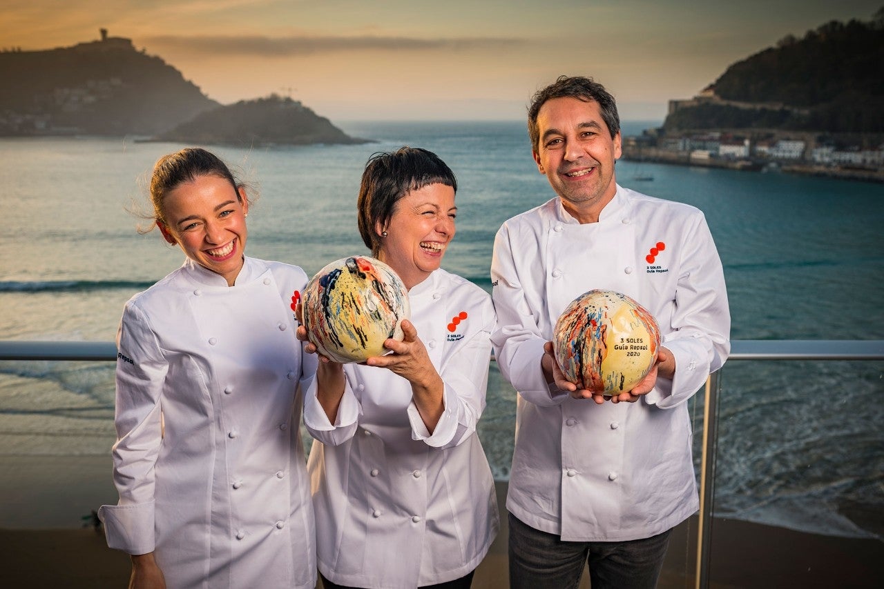 Martina Puigvert, jefa de cocina de 'Les Coles', con su madre, Fina Puigdevall, y Javier Olleros, de Culler de Pau.