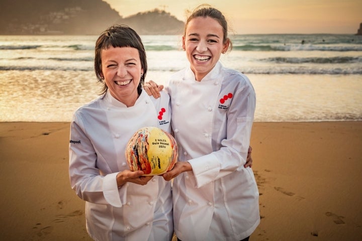 Fina Puigdevall y su hija Martina Puigvert en La Concha de San Sebastián