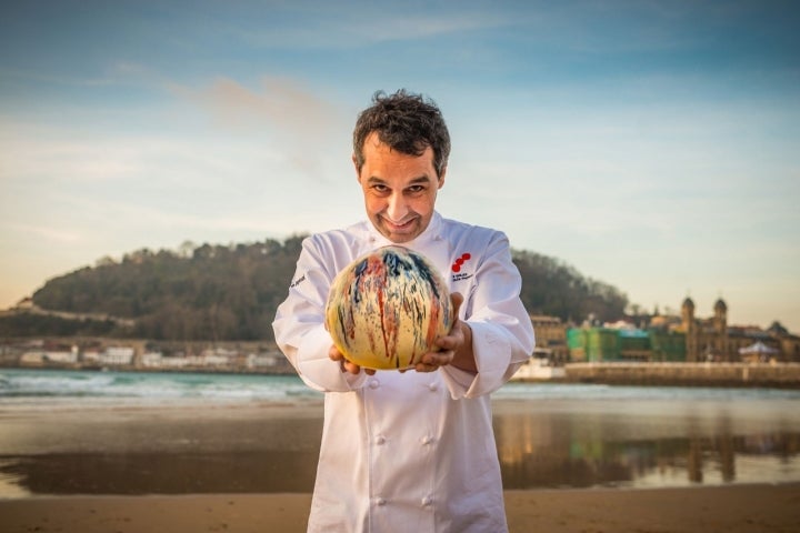 Javier Olleros posa en la playa La Concha de San Sebastián