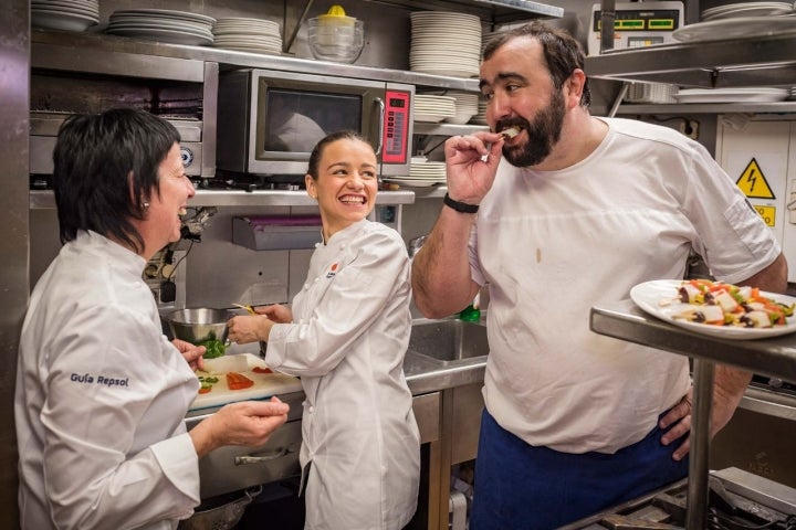 Soles de pintxos: Ganbara (Fina, Martina y Amaiur en cocina)