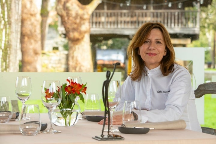 La chef Esther Manzando posa en una de las mesas de la sala