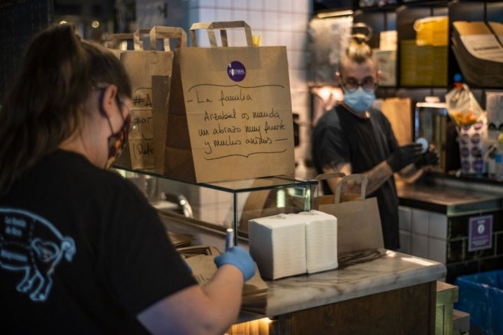 Restaurantes cerrados y envíos con mucho cariño. Foto: Alfredo Cáliz.