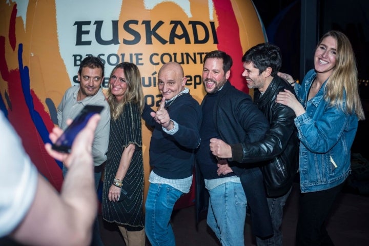 Llegó el reencuentro de los Soles a Donosti y nadie quiso faltar al cóctel organizado en Tabakalera. Risas, abrazos y mucho optimismo a ritmo de la guitarra de Pepe Solla. Toño Pérez ('Atrio') fue uno de los grandes animadores de la noche. Junto a él, compañeros como Francis Paniego ('El Portal de Echaurren'), Pablo Vicari ('Elkano'), Nagore Irazuegi ('Arima'), Daniel Giganto ('Marcela Brasa') o Begoña Rodrigo ('La Salita').