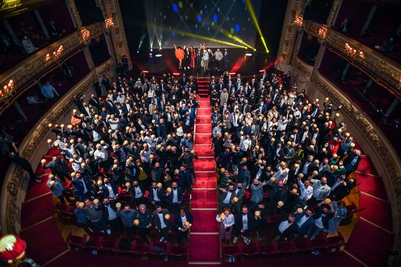 Los nuevos miembros de la familia soletera posaron junto a los 3 Soles veteranos en el Teatro Victoria Eugenia.