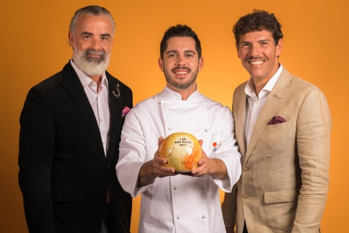 Francisco Budia (cocinero), José Molina (director hotel) y Héctor Suárez (jefe de sala) ('Etxeko').