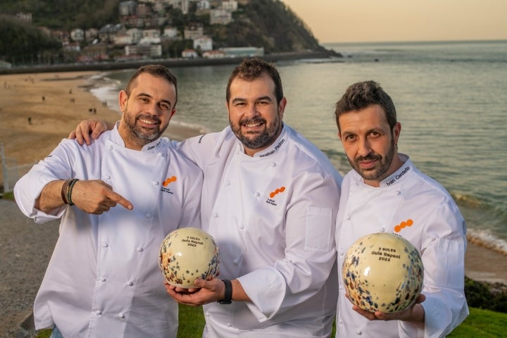 Los hermanos Padrón, de 'El rincón de Juan Carlos', e Iván Cerdeño, de El Cigarral del Ángel, posan con el galardón en el Palacio de Miramar.