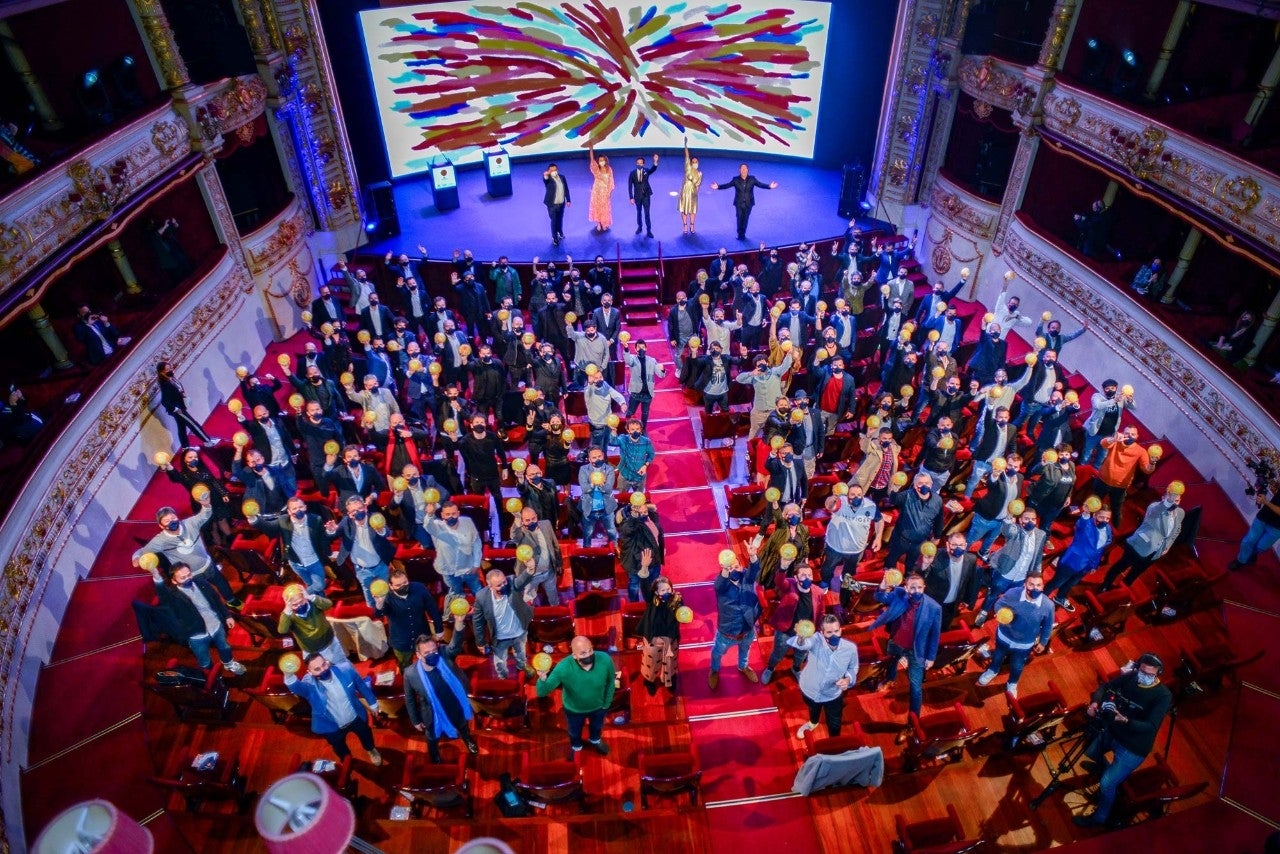 Foto de familia de todos los cocineros galardonados y los veteranos 3 Soles en la celebración de la entrega de Soles Guía Repsol 2021.