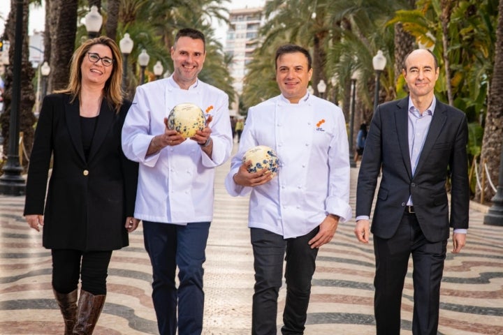 Cristina Díaz y Fran Martínez de 'Maralba' y David García y Juanma del Rey de 'El Corral de la Morería' en el Paseo de la Explanada de Alicante.