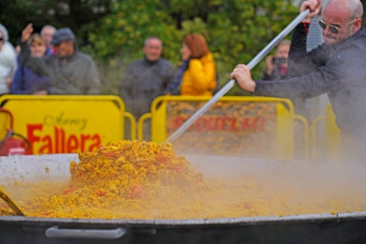 Última vuelta a la paella antes de servir.