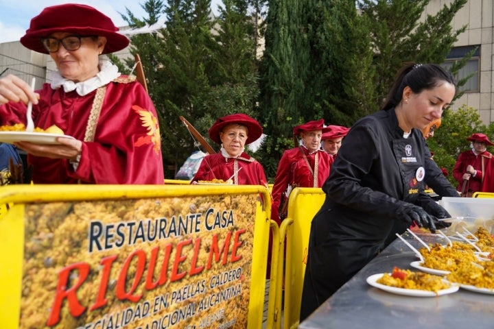 Algunos asistentes reciben su ración de arroz