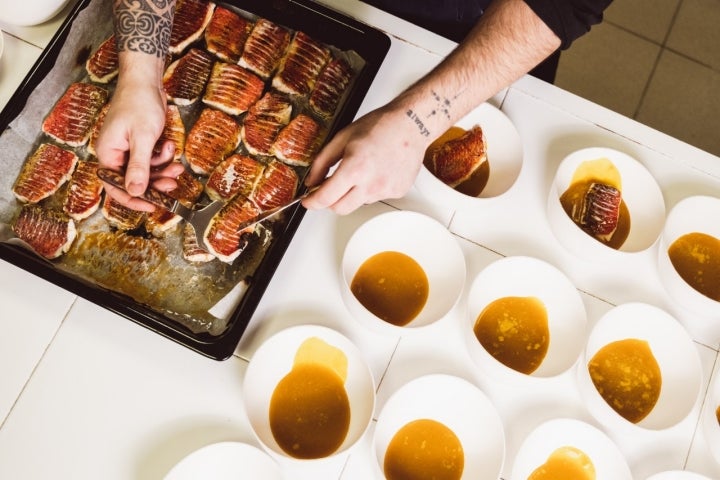 Showcooking Mercado Central Alicante apertura salmonete